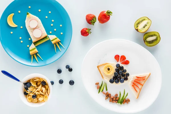 Sándwiches divertidos para el desayuno —  Fotos de Stock