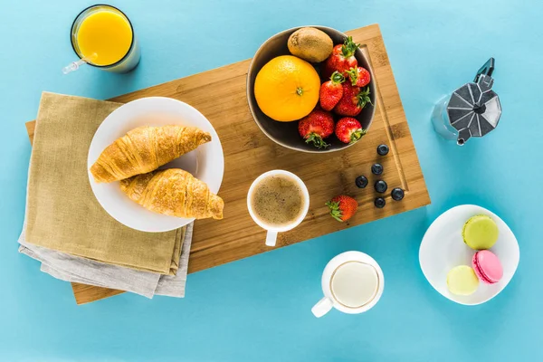 Bogyók croissant és kávé és narancs leve — Stock Fotó