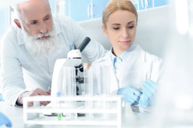bilim adamları laboratuarda beyaz kat olarak