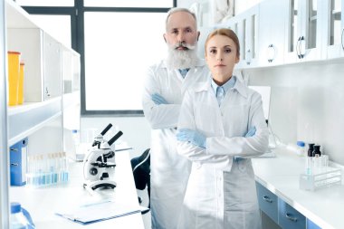 bilim adamları laboratuarda beyaz kat olarak