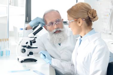 Laboratuvarda çalışan bilim adamları 