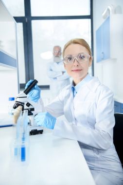 Laboratuvarda çalışan bilim adamları 