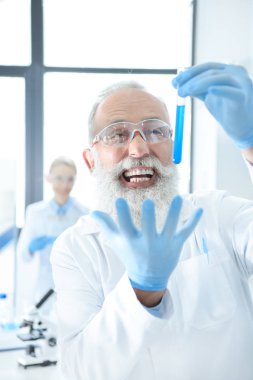 Bilim adamı deney yapıyor. 