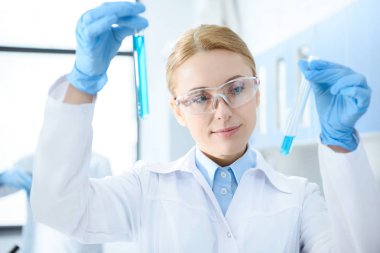 laboratuarda çalışan bilim adamı 