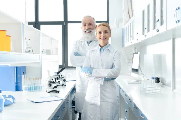 Científicos con batas blancas en el laboratorio — Foto de Stock