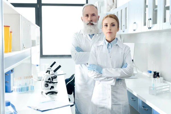 Scientifiques en blouse blanche en laboratoire — Photo