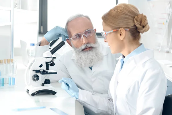 Científicos trabajando en laboratorio — Foto de Stock