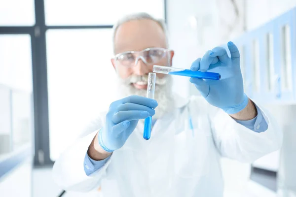 Scientist making experiment — Stock Photo, Image