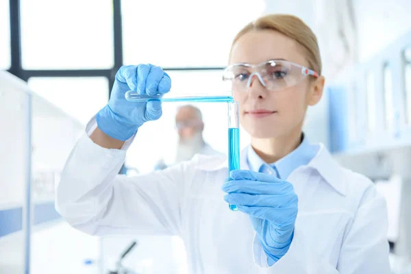 Científico trabajando en laboratorio — Foto de Stock