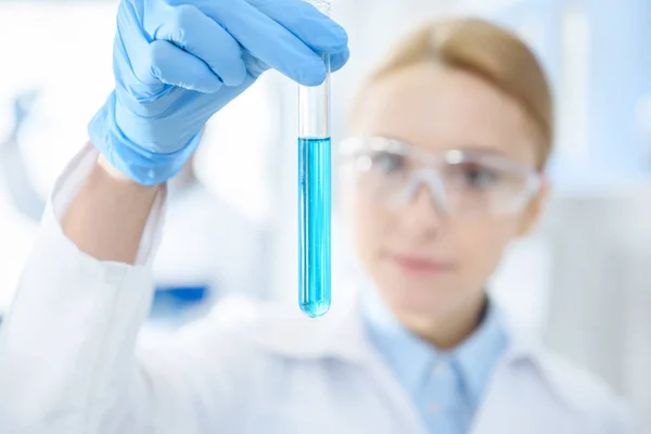 Wetenschapper werken in lab — Stockfoto