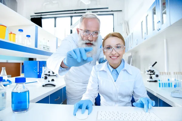 Forskare som arbetar i labb — Stockfoto