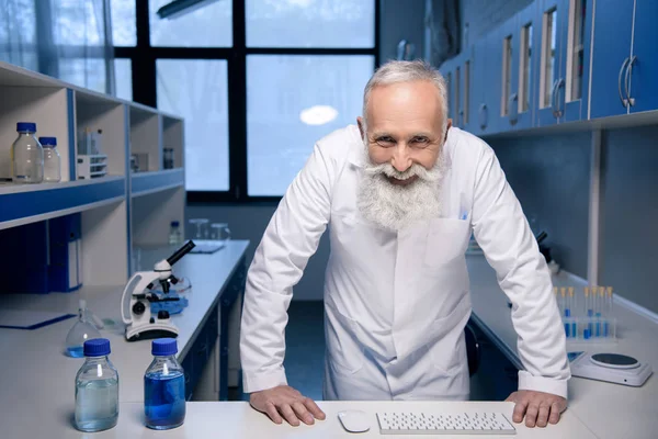 Senior forskare på arbetsplatsen — Stockfoto