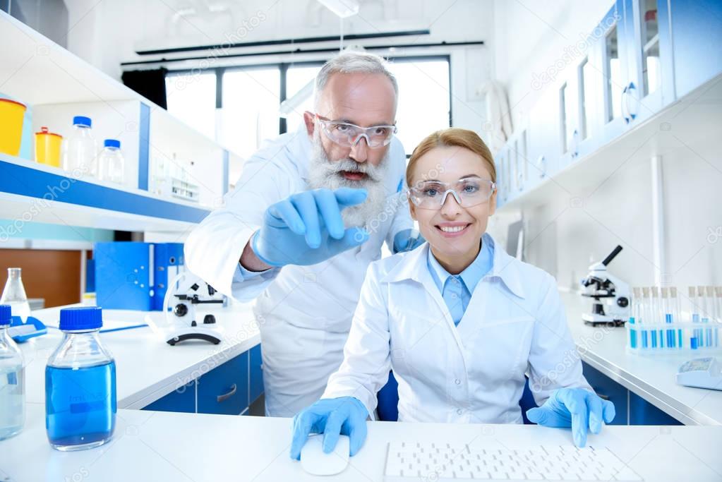 Scientists working in lab 
