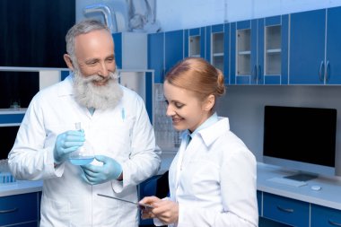 Laboratuvar kat Laboratuvarı olarak gülümseyen kimyagerler