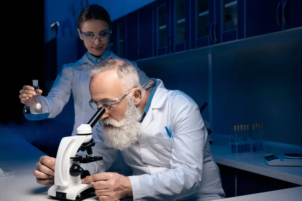 Scientists working with reagent — Stock Photo, Image