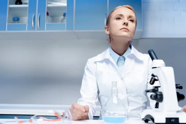 Scienziato seduto sul posto di lavoro — Foto Stock