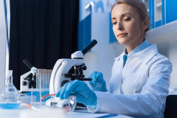 Científico usando microscopio en laboratorio — Foto de Stock