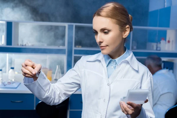 Farmacista guardando i campioni in laboratorio — Foto Stock