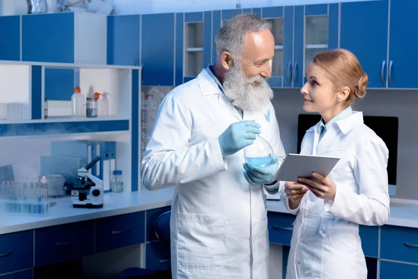 Techniciens de laboratoire en blouse de laboratoire — Photo