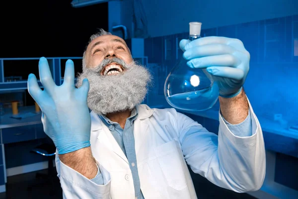 Cientista de cabelos grisalhos comemorando o sucesso — Fotografia de Stock