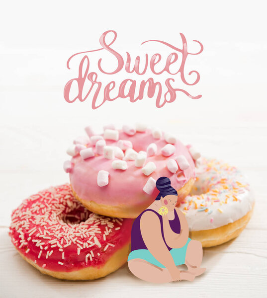 Mujer gorda sentada cerca de un montón de rosquillas sabrosas — Foto de Stock