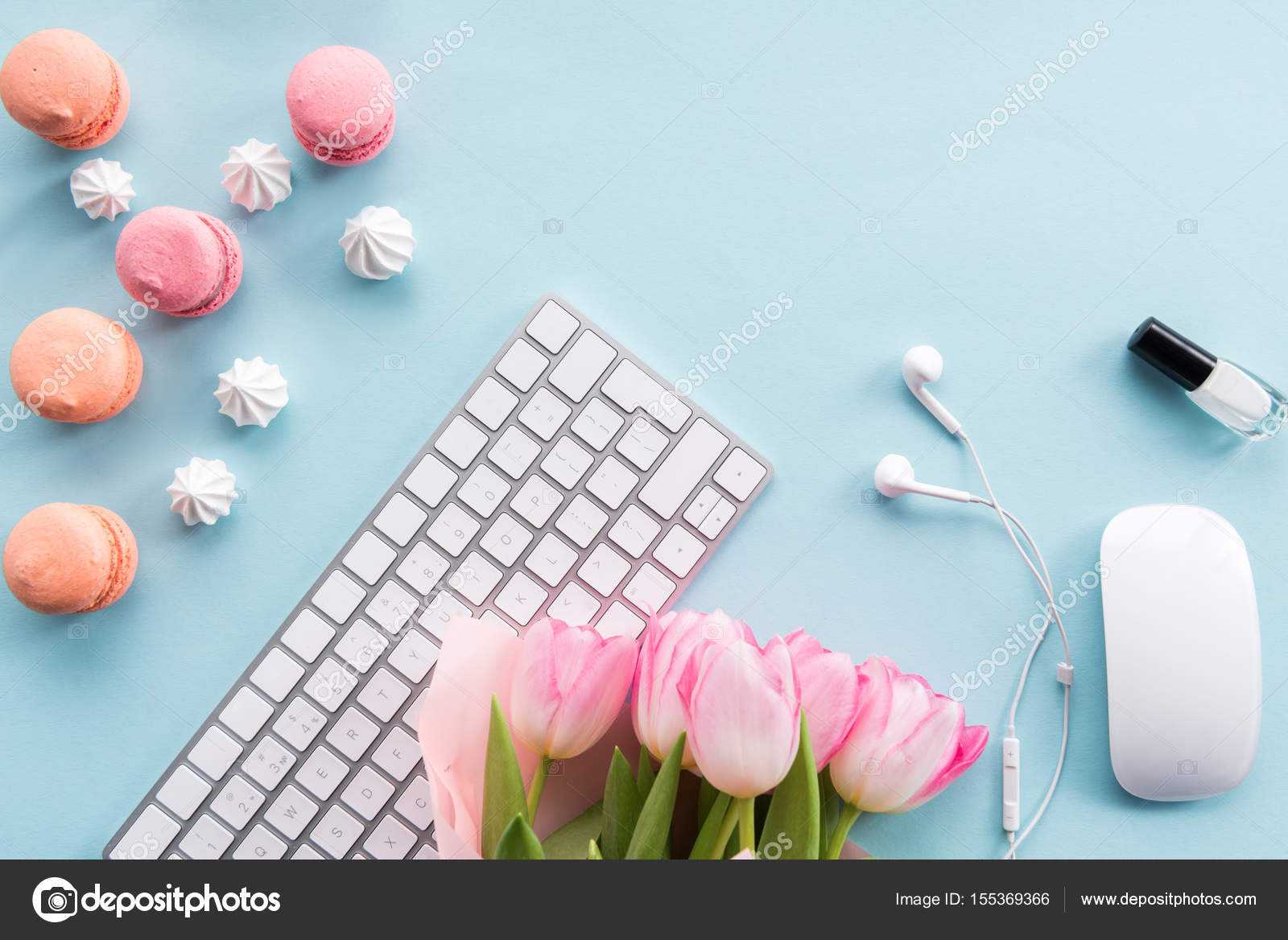 Keyboard, macarons and flowers on tabletop — Stock Photo © DimaBaranow