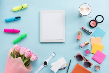 Tablet, çeşitli aksesuar ve masa çiçekleri