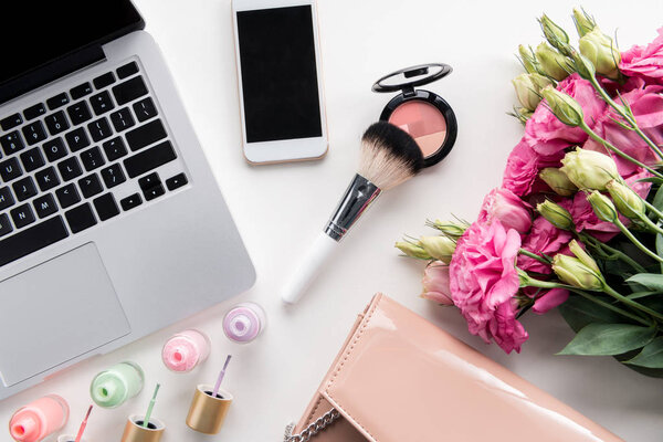 Цифровые приборы и косметика
 