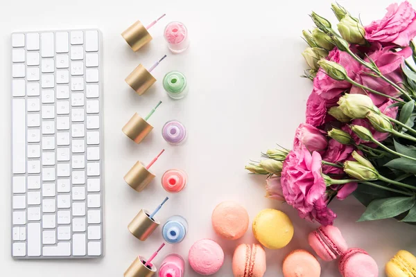 klavye ve tırnak cilaları masa üzerinde