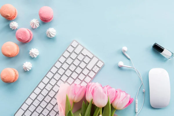Keyboard, macarons and flowers on tabletop — Stock Photo, Image