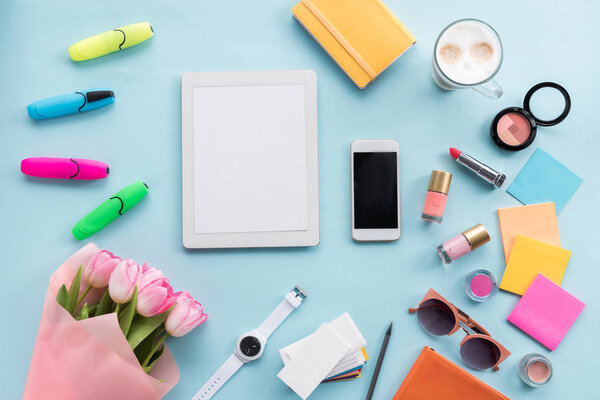 Tablette, divers accessoires et fleurs sur table — Photo