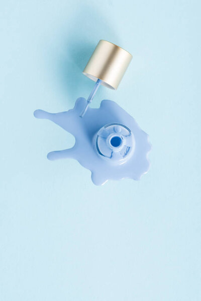 Пролитый лак для ногтей
