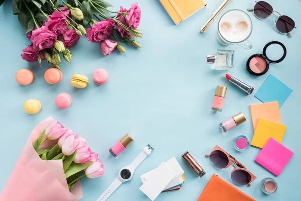 Flores con gafas de sol y cosméticos con macarrones — Foto de Stock