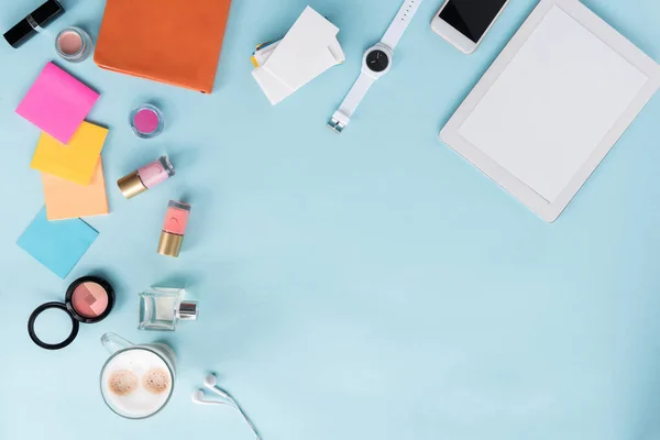 Dijital tablet ile smartphone ve kozmetik mock-up