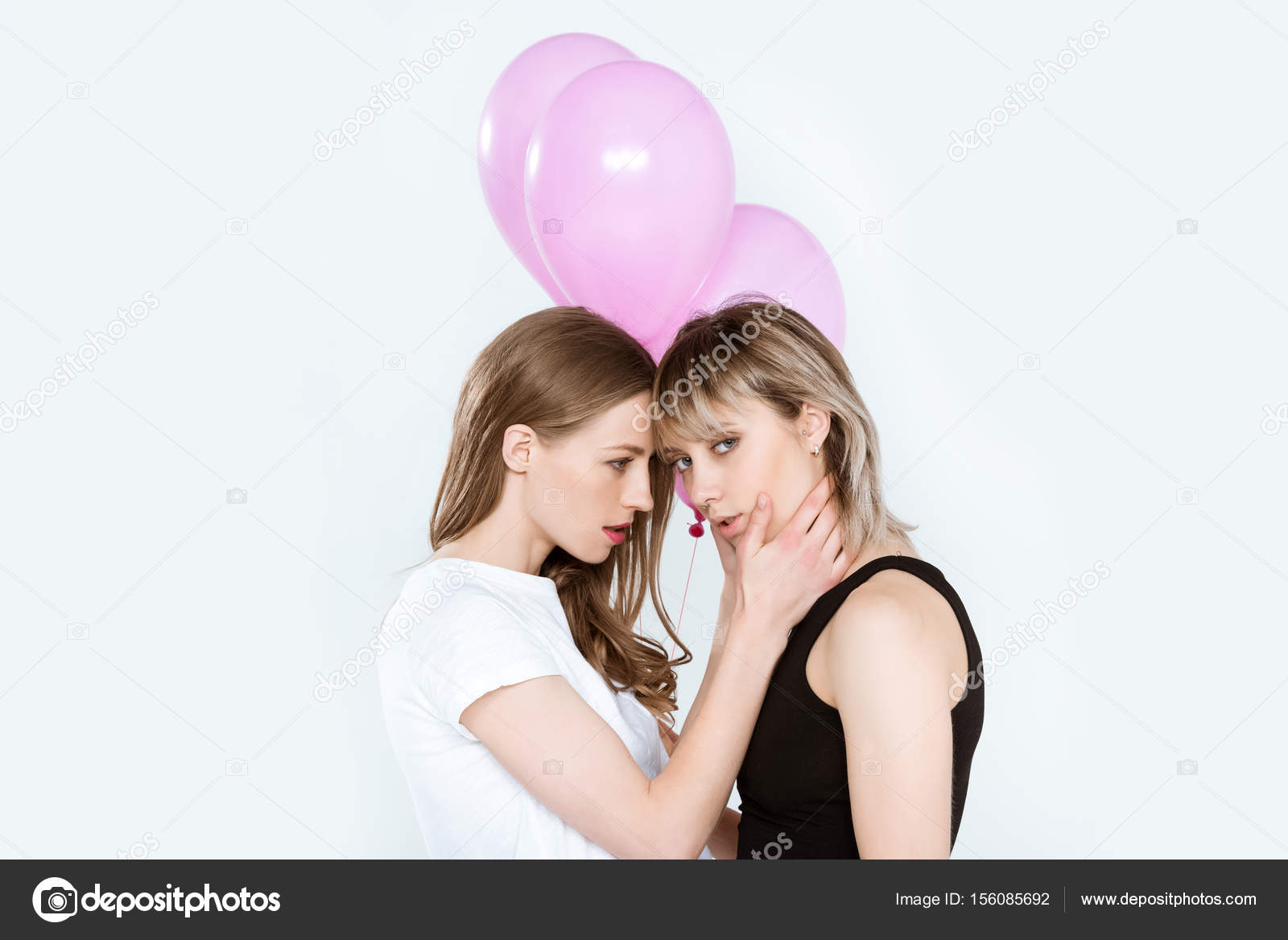 Lesbisches Paar Mit Luftballons Stockfotografie Lizenzfreie Fotos © Dimabaranow 156085692