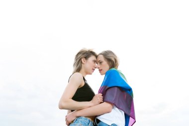 Eşcinsel çift LGBT bayrakla kucaklayan