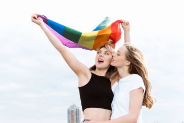 lgbt bayrak ile lezbiyen çift