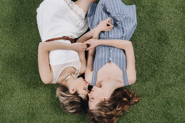 Lindo jovem casal lésbico — Fotografia de Stock