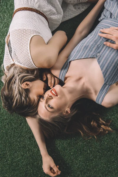 Belle jeune couple lesbienne — Photo