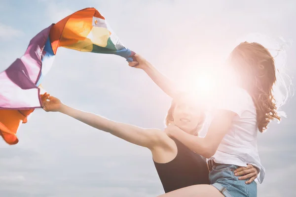 Homosexual couple with lgbt flag — Stock Photo, Image