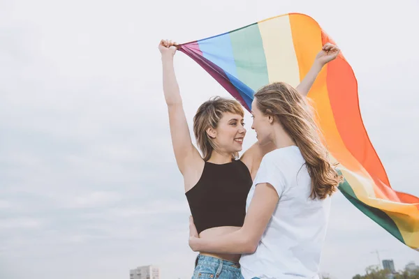 Гомосексуальна пара з lgbt прапором — стокове фото