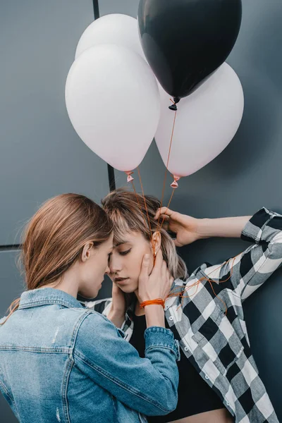 Lésbicas casal com balões — Fotografia de Stock