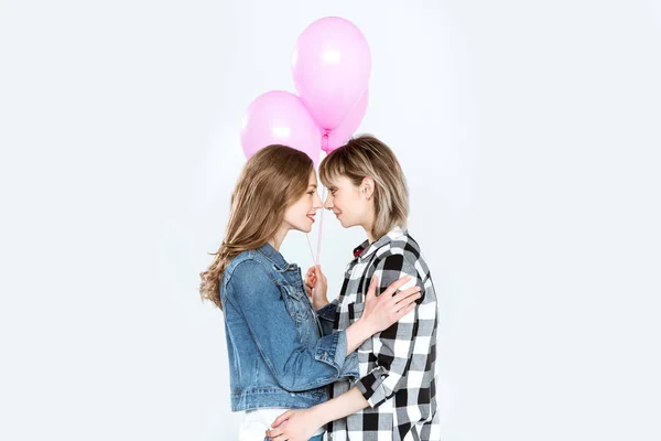 Лесбийская пара с воздушными шарами — стоковое фото
