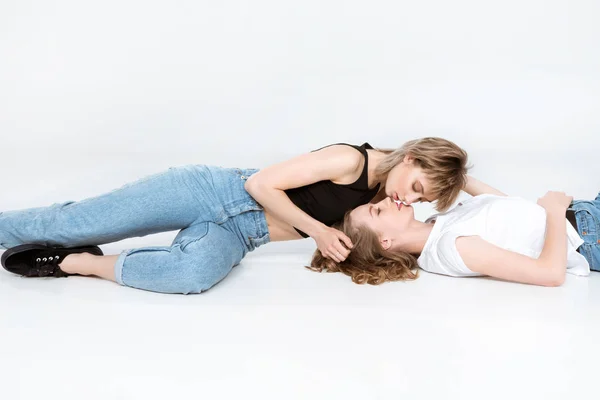 Lindo jovem casal lésbico — Fotografia de Stock