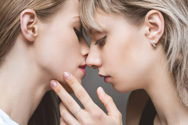 Para lesbijek całuje z oczy zamknięte — Zdjęcie stockowe