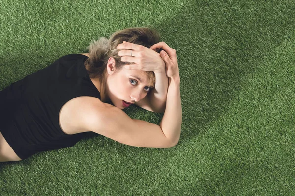 Zamyšlená dívka odpočívat na trávě — Stock fotografie