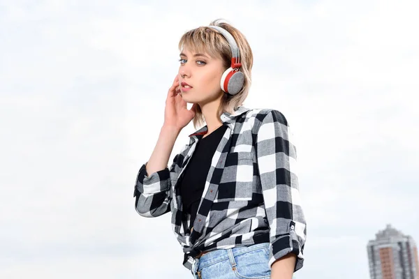 Girl mendengarkan musik di headphone — Foto Stok Gratis