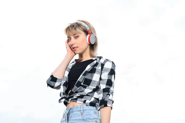 Девушка слушает музыку в наушниках — стоковое фото