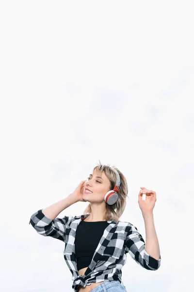 Дівчина слухає музику в навушниках — стокове фото