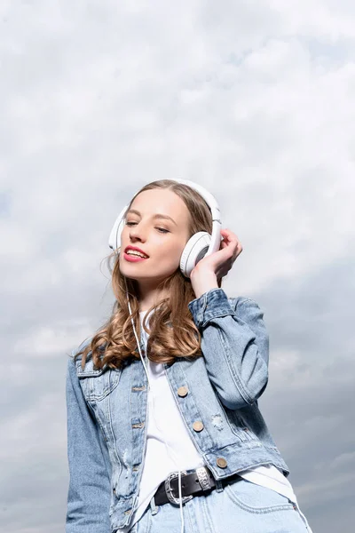 Chica escuchando música en los auriculares —  Fotos de Stock